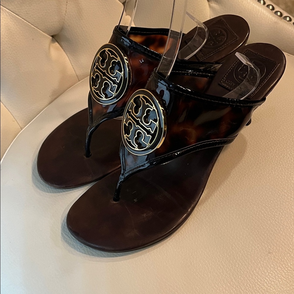 Tory Burch Brown Tortoiseshell Logo Thong Heeled Sandals 8 - Picture 13 of 16